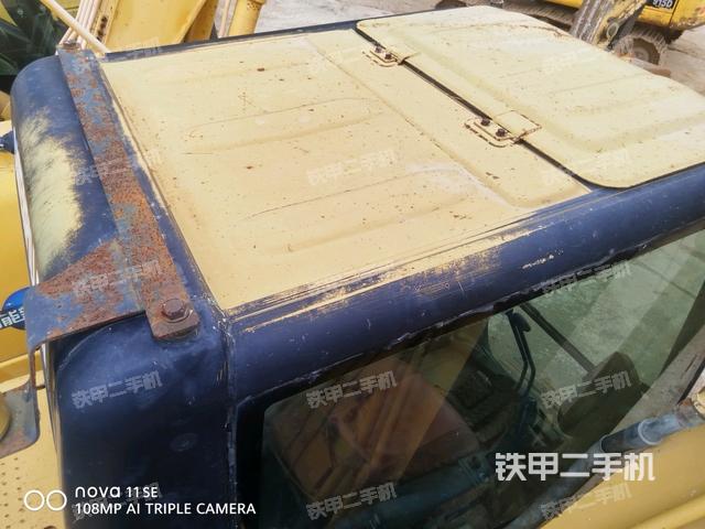 駕駛室頂部(整機(jī)外觀) 駕駛室頂部(整機(jī)外觀)