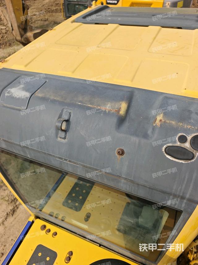 駕駛室頂部(整機(jī)外觀) 駕駛室頂部(整機(jī)外觀)