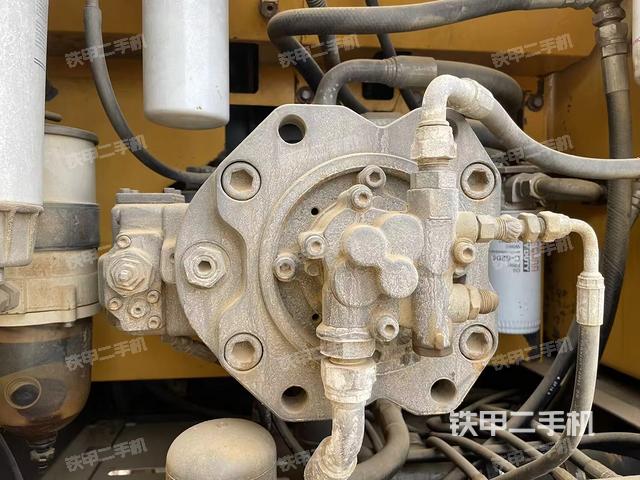 液壓泵艙室正面整體（整機外觀）