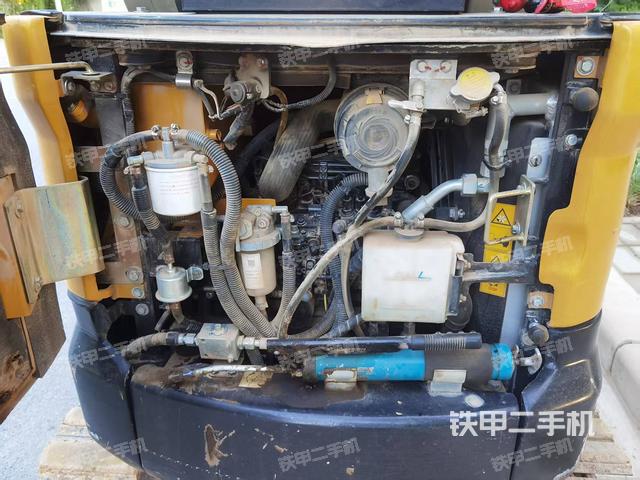 液壓泵艙室正面整體(整機(jī)外觀) 液壓泵艙室正面整體(整機(jī)外觀)