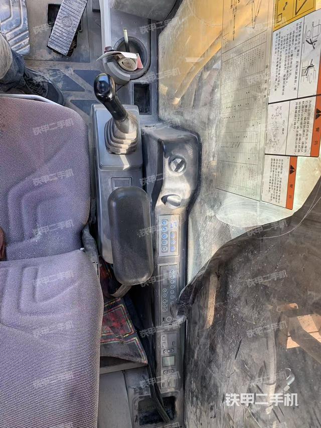 駕駛室整體(整機(jī)外觀) 駕駛室整體(整機(jī)外觀)