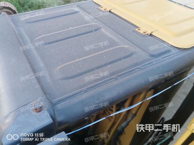 駕駛室頂部(整機(jī)外觀) 駕駛室頂部(整機(jī)外觀)