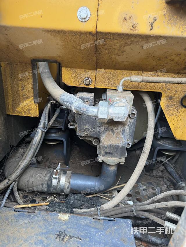 液壓泵艙室正面整體(整機(jī)外觀) 液壓泵艙室正面整體(整機(jī)外觀)