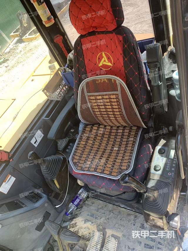 駕駛室整體(整機(jī)外觀) 駕駛室整體(整機(jī)外觀)