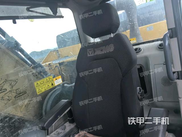 行走控制手柄和踏板 俯拍（驾驶室部分）