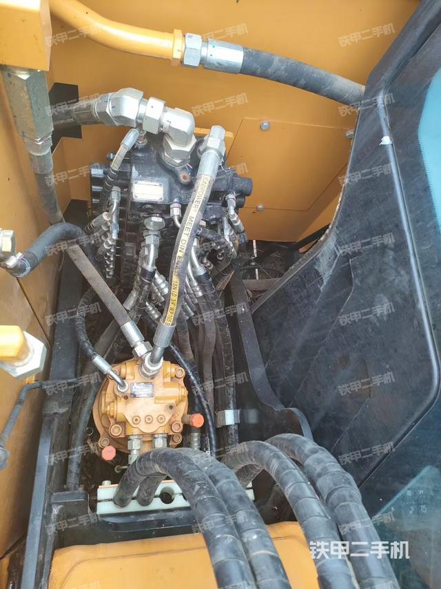 回轉(zhuǎn)馬達(dá)和主控閥（整機(jī)外觀）