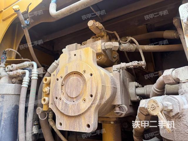 液壓泵艙室正面整體(整機(jī)外觀) 液壓泵艙室正面整體(整機(jī)外觀)