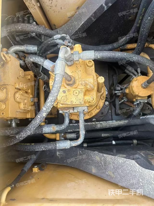 回轉(zhuǎn)馬達(dá)和主控閥（整機(jī)外觀）