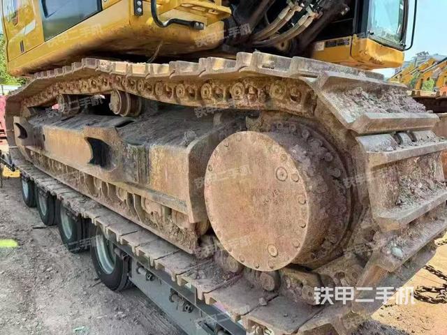 單側(cè)履帶整體(整機(jī)外觀) 單側(cè)履帶整體(整機(jī)外觀)