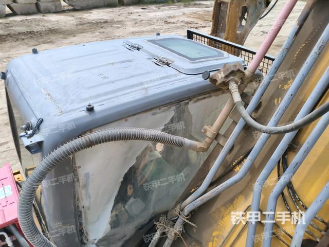 駕駛室頂部(整機(jī)外觀) 駕駛室頂部(整機(jī)外觀)