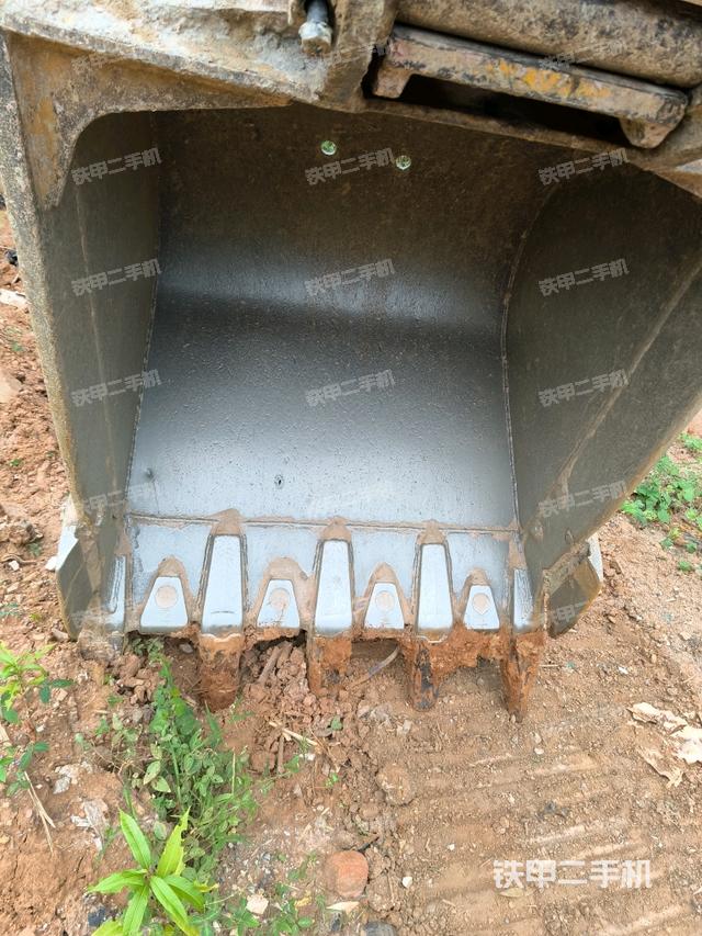 大臂油缸整体 竖拍（工作和回转装置）