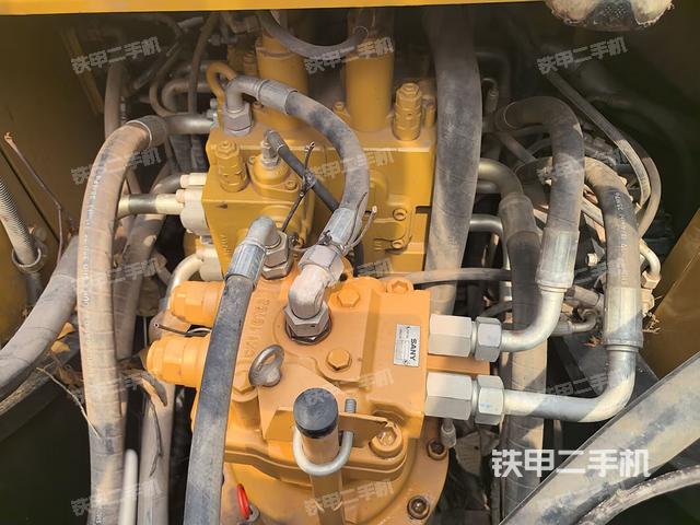 回轉(zhuǎn)馬達(dá)和主控閥(整機(jī)外觀) 回轉(zhuǎn)馬達(dá)和主控閥(整機(jī)外觀)