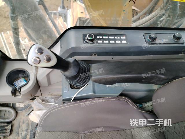 座椅右側控制臺/鑰匙門/油門/含右手柄(駕駛室部分) 座椅右側控制臺/鑰匙門/油門/含右手柄(駕駛室部分)