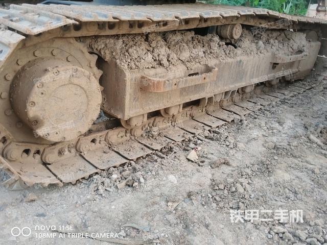 單側(cè)履帶整體(整機(jī)外觀) 單側(cè)履帶整體(整機(jī)外觀)