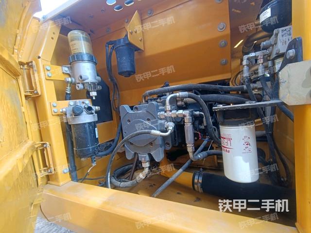液压泵舱室正面整体(整机外观) 液压泵舱室正面整体(整机外观)