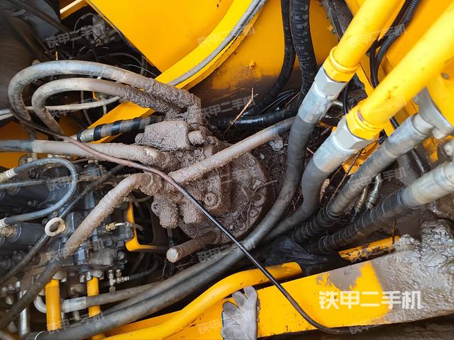 回轉(zhuǎn)馬達和主控閥(整機外觀) 回轉(zhuǎn)馬達和主控閥(整機外觀)