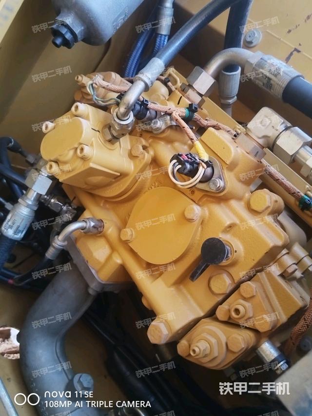 液壓泵艙室正面整體(整機(jī)外觀) 液壓泵艙室正面整體(整機(jī)外觀)