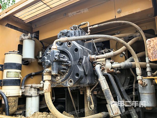 液压泵舱室正面整体(整机外观) 液压泵舱室正面整体(整机外观)