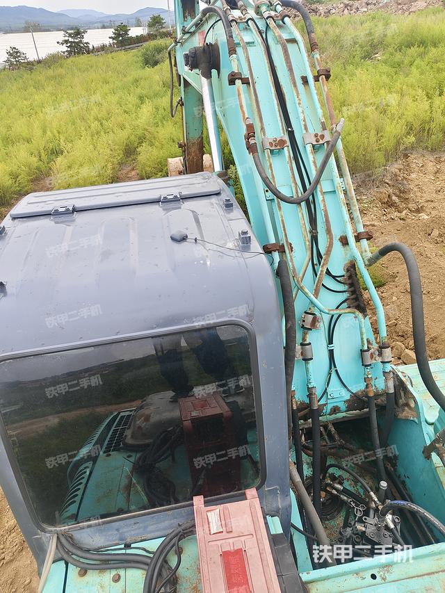 駕駛室頂部(整機(jī)外觀) 駕駛室頂部(整機(jī)外觀)