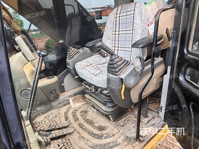驾驶室整体(整机外观) 驾驶室整体(整机外观)