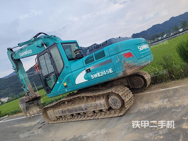 駕駛室頂部(整機(jī)外觀) 駕駛室頂部(整機(jī)外觀)