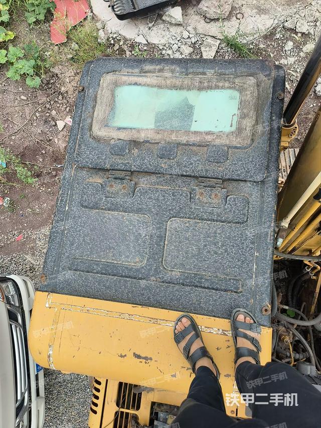 駕駛室頂部(整機(jī)外觀) 駕駛室頂部(整機(jī)外觀)