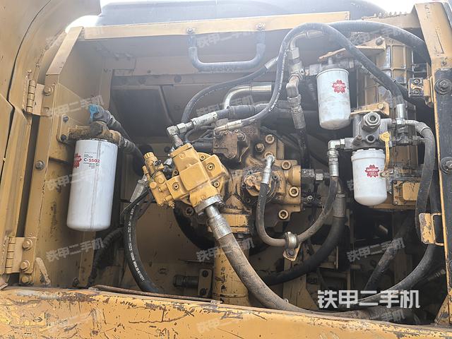 液压泵舱室正面整体(整机外观) 液压泵舱室正面整体(整机外观)