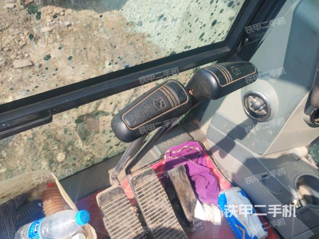 行走控制手柄和踏板?俯拍(駕駛室部分) 行走控制手柄和踏板?俯拍(駕駛室部分)