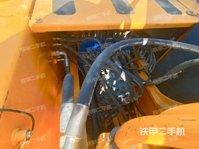 回转马达和主控阀(整机外观) 回转马达和主控阀(整机外观)