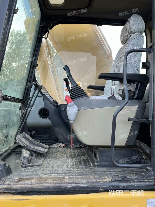 駕駛室整體(整機(jī)外觀) 駕駛室整體(整機(jī)外觀)