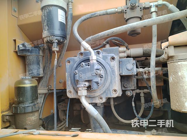 液壓泵艙室正面整體(整機外觀) 液壓泵艙室正面整體(整機外觀)