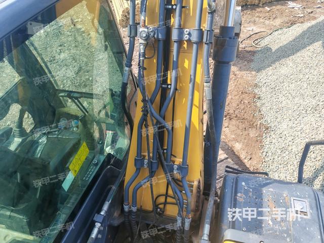 大臂背部俯視(工作和回轉(zhuǎn)裝置) 大臂背部俯視(工作和回轉(zhuǎn)裝置)