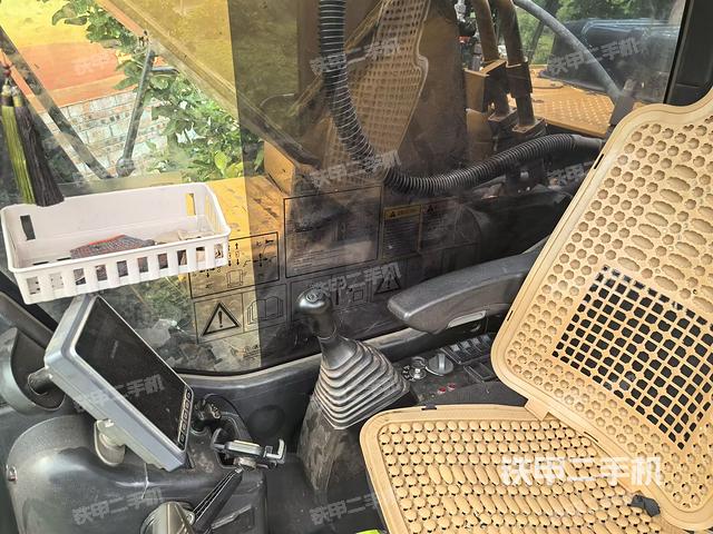 駕駛室整體(整機(jī)外觀) 駕駛室整體(整機(jī)外觀)