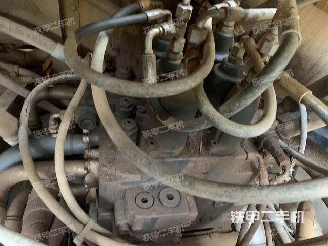 回转马达和主控阀（整机外观）