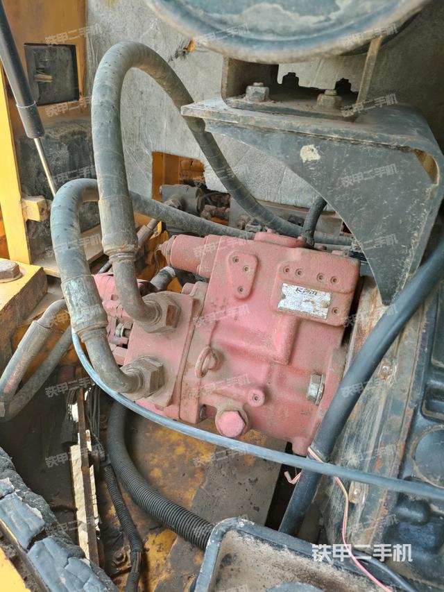 液壓泵艙室正面整體(整機(jī)外觀) 液壓泵艙室正面整體(整機(jī)外觀)