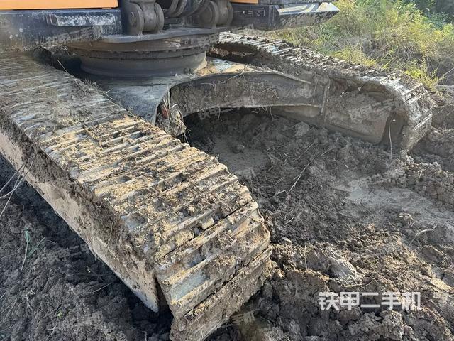 單側(cè)履帶整體(整機外觀) 單側(cè)履帶整體(整機外觀)