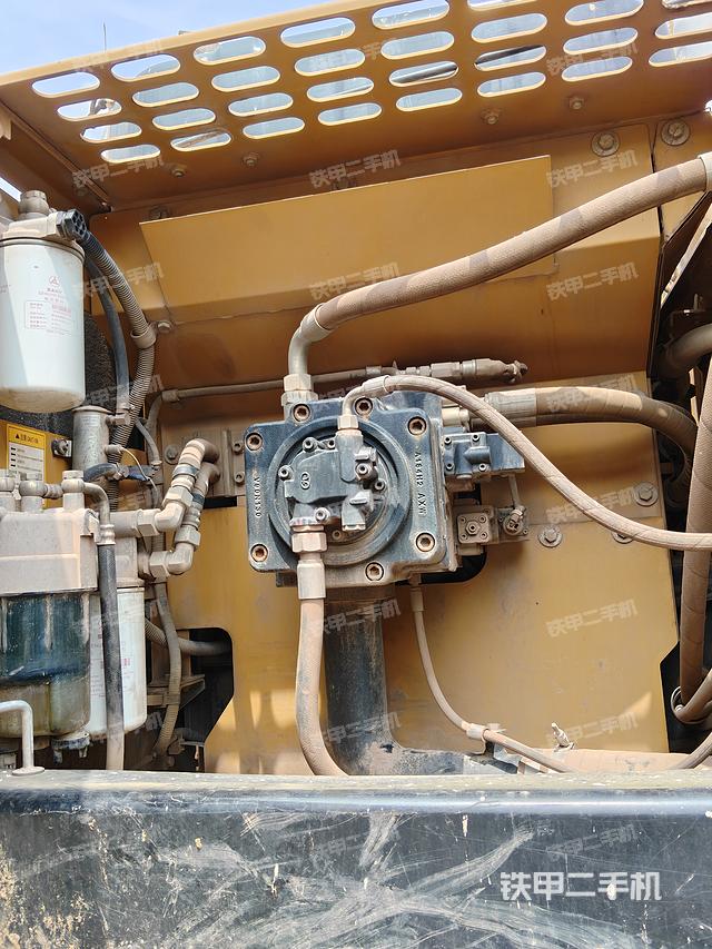 液壓泵艙室正面整體(整機外觀) 液壓泵艙室正面整體(整機外觀)
