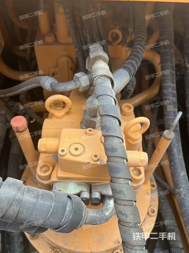 回轉(zhuǎn)馬達(dá)和主控閥（整機(jī)外觀）