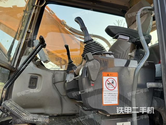 駕駛室整體(整機外觀) 駕駛室整體(整機外觀)