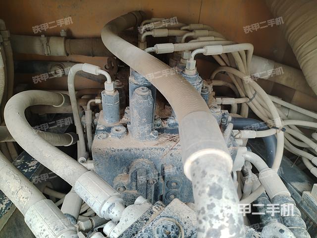 回轉(zhuǎn)馬達和主控閥(整機外觀) 回轉(zhuǎn)馬達和主控閥(整機外觀)