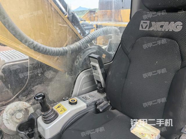 行走控制手柄和踏板 俯拍（驾驶室部分）