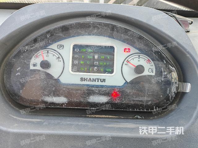 駕駛室工作臺(整機(jī)外觀及大件) 駕駛室工作臺(整機(jī)外觀及大件)