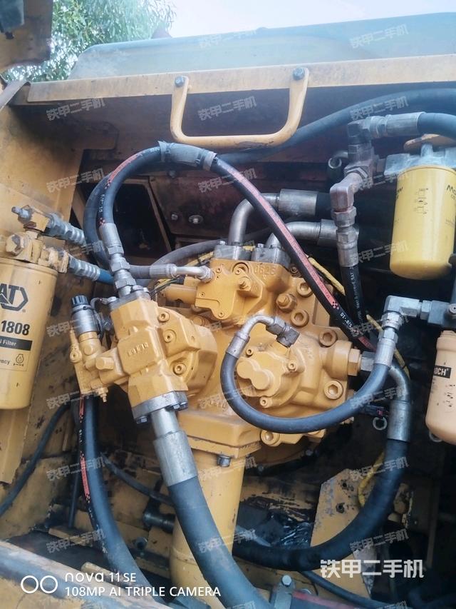 液压泵舱室正面整体(整机外观) 液压泵舱室正面整体(整机外观)