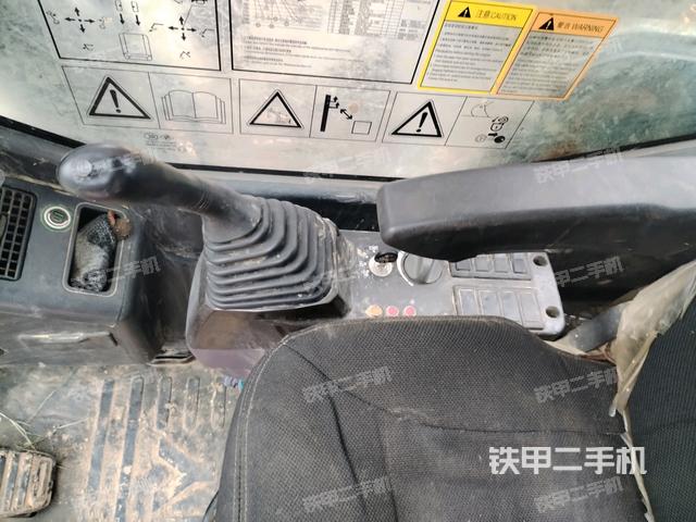 座椅右侧控制台/钥匙门/油门/含右手柄(驾驶室部分) 座椅右侧控制台/钥匙门/油门/含右手柄(驾驶室部分)