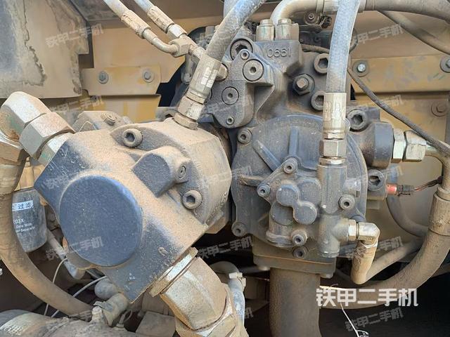 液压泵舱室正面整体（整机外观）