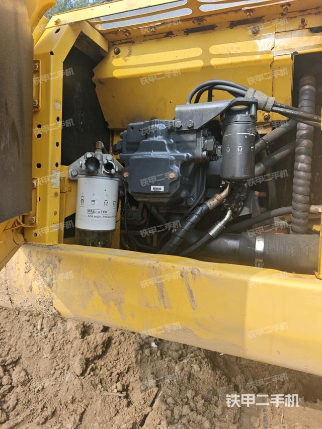 液壓泵艙室正面整體(整機(jī)外觀) 液壓泵艙室正面整體(整機(jī)外觀)