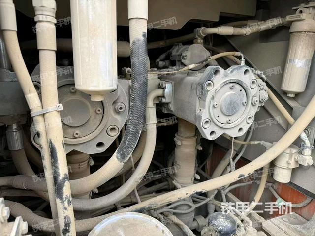 液压泵舱室正面整体(整机外观) 液压泵舱室正面整体(整机外观)
