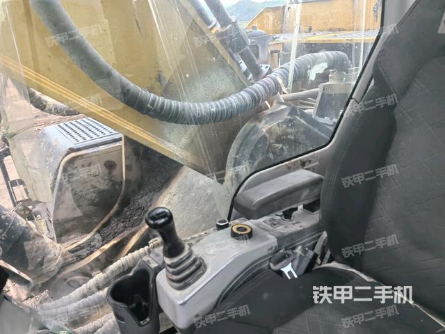 行走控制手柄和踏板 俯拍（驾驶室部分）