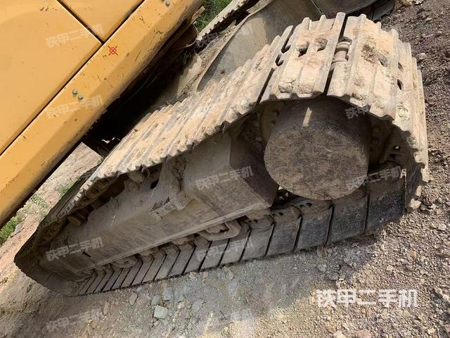 單側(cè)履帶整體(整機(jī)外觀) 單側(cè)履帶整體(整機(jī)外觀)