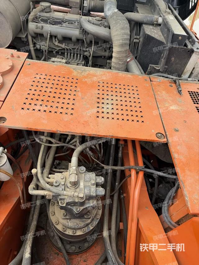 駕駛室頂部(整機(jī)外觀) 駕駛室頂部(整機(jī)外觀)